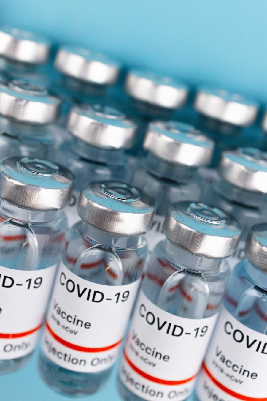 Flacons de vaccins en gros plan