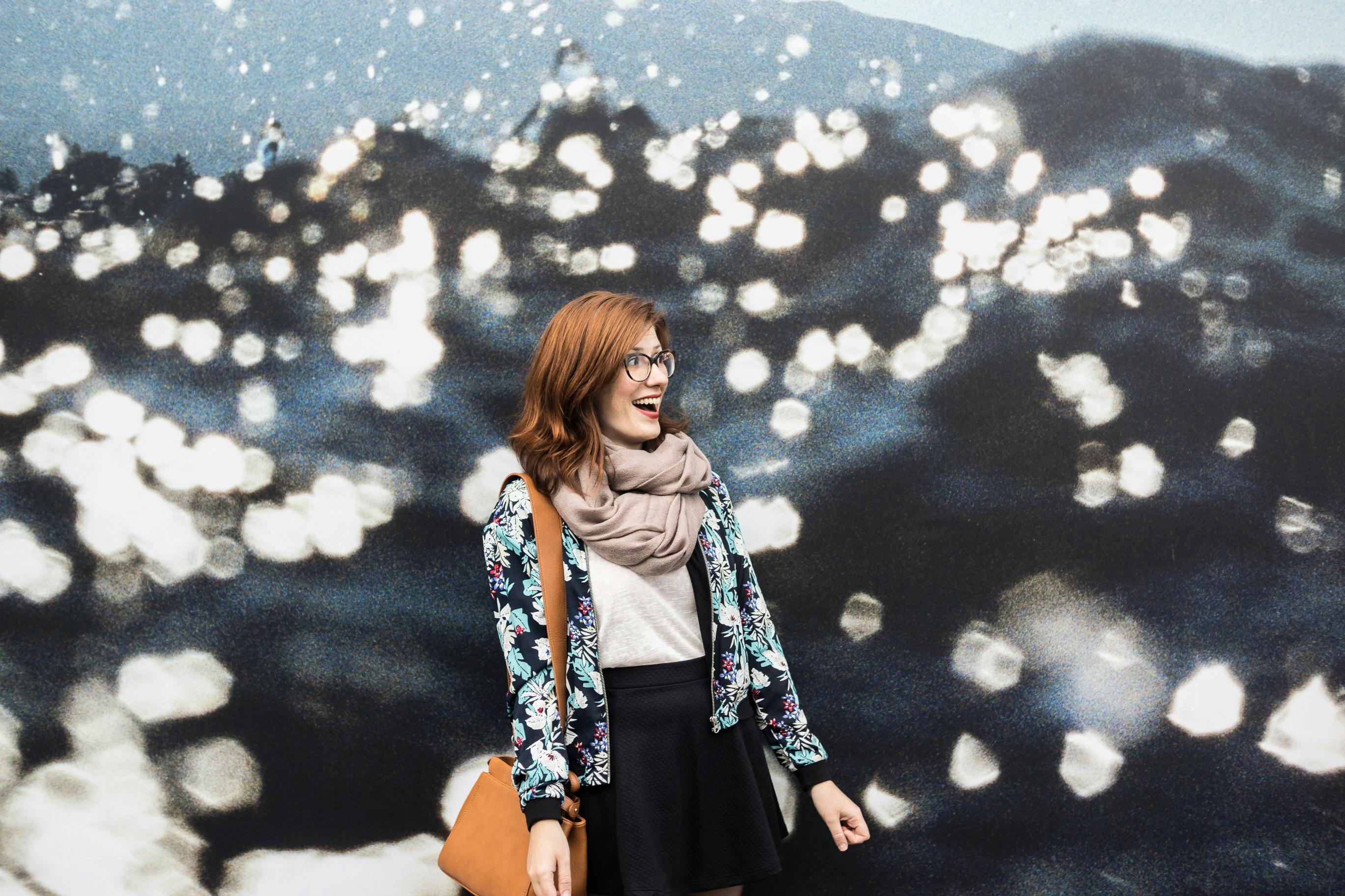 De franc Dona Somrient Amb Bufanda Marró Foto d'estoc