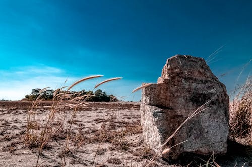 Piedra Marrón Bajo Un Cielo Azul