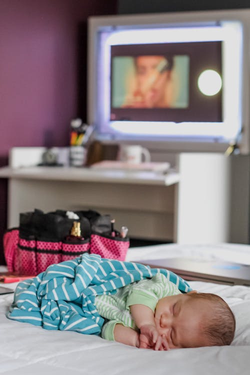 Free Cute baby sleeping on bed at home Stock Photo