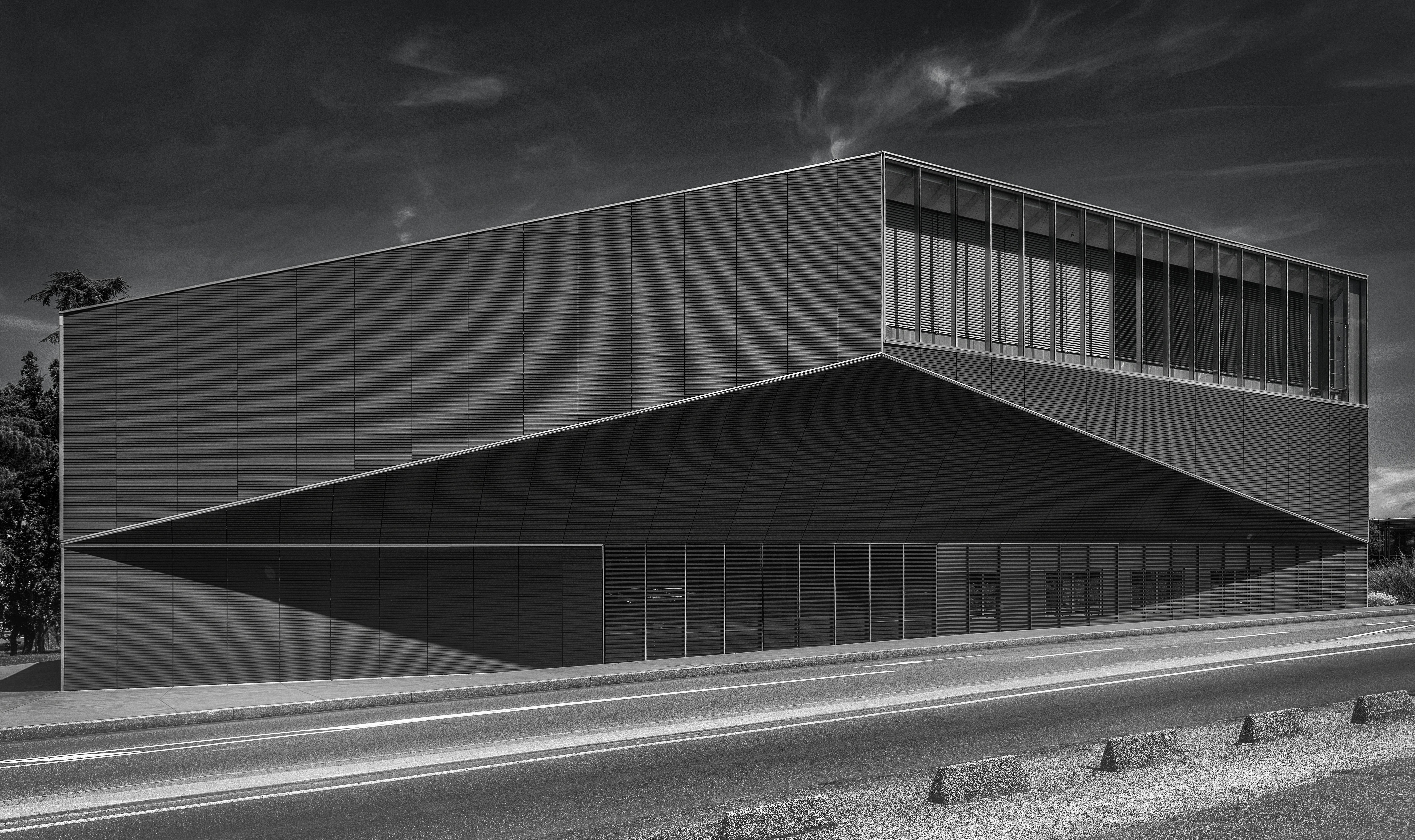 在法国蒙托邦，一张黑白照片展现了一座现代几何建筑