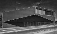 在法国蒙托邦，一张黑白照片展现了一座现代几何建筑