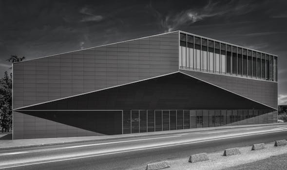 在法国蒙托邦，一张黑白照片展现了一座现代几何建筑