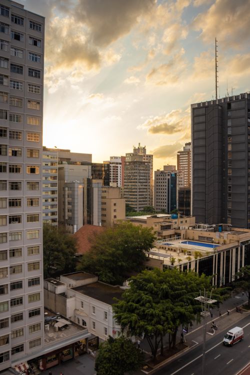 Free Stunning São Paulo skyline at sunset capturing the vibrant urban essence of Brazil. Stock Photo