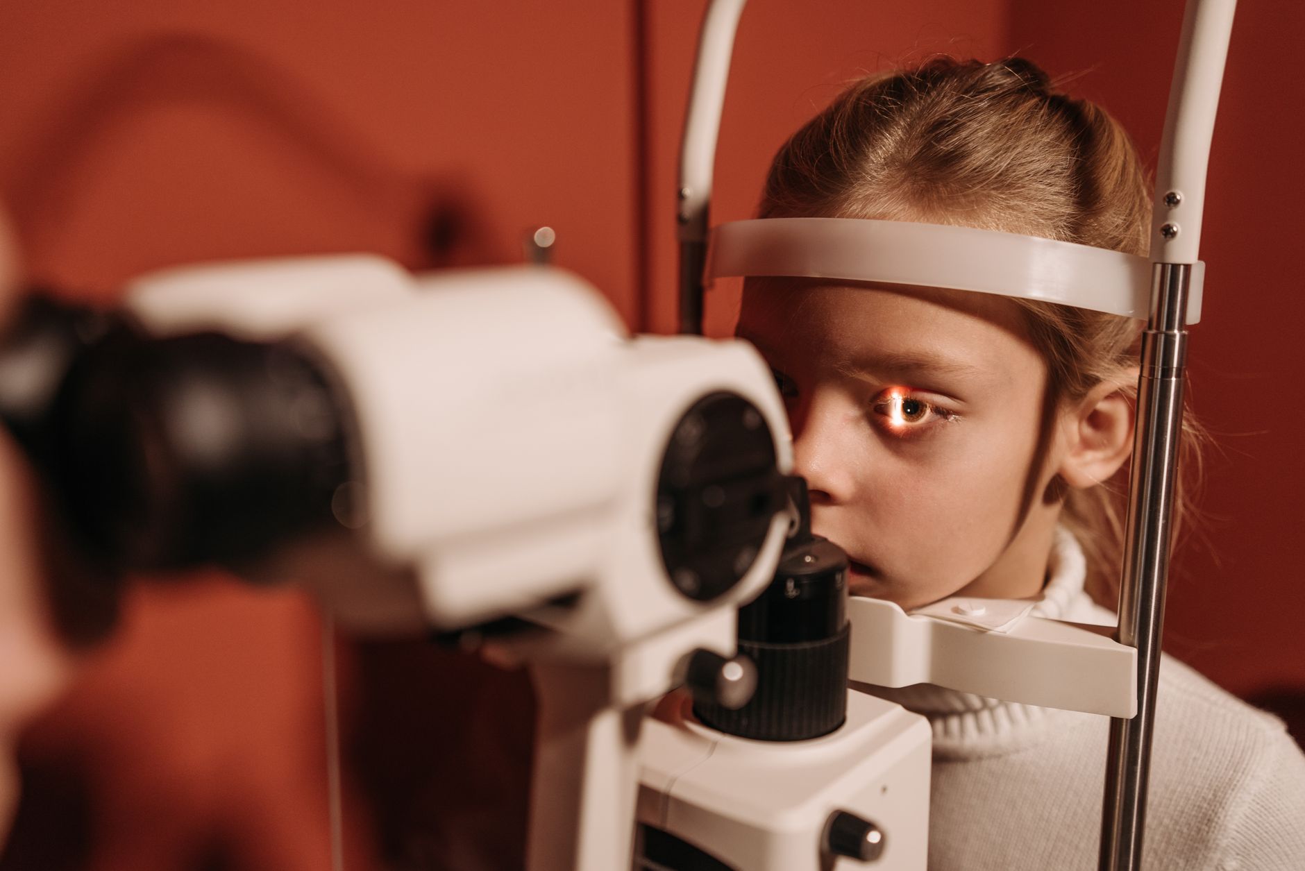 Ooggriep By Kinders: Hou Verspreiding In Die Huis Teen Natuurlike Medisyne Meisie kry 'n oogondersoek in 'n kliniek.