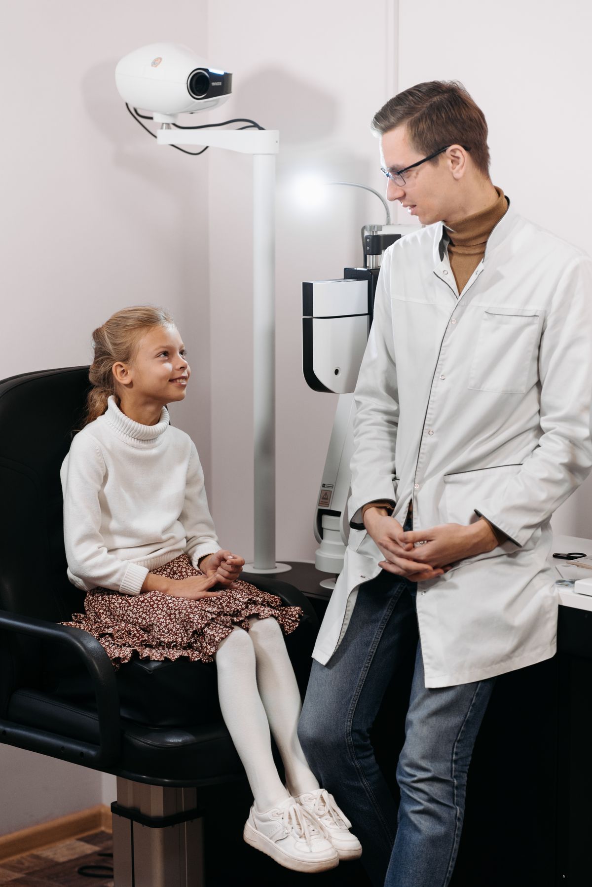 Pulmonologist explaining advanced asthma treatment to a teenager