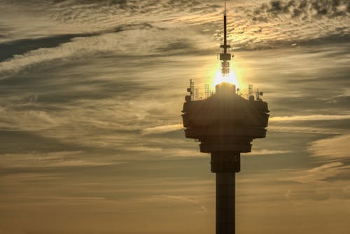 Ingyenes stockfotó Aranyló nap, felhős ég, tévétorony témában