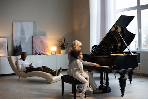 Meisje In Wit Shirt Met Lange Mouwen Spelen Grand Piano