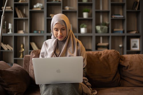 Donna In Hijab Marrone Utilizzando Macbook
