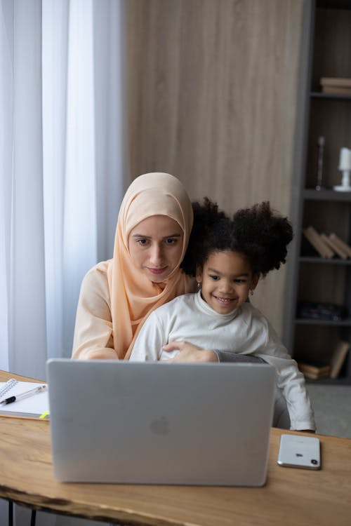 Vrouw In Witte Hijab Met Behulp Van Macbook