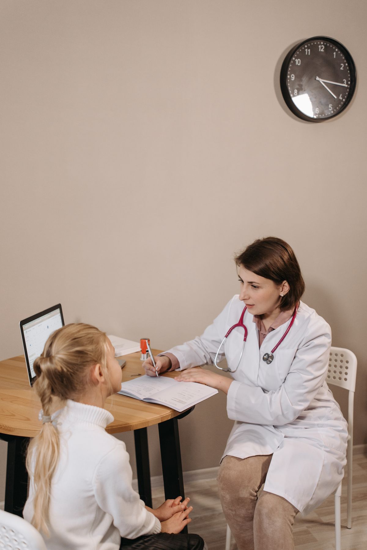 Profissional de saúde em consulta com uma criança