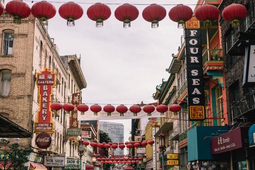 Free Colorful red lanterns adorn Chinatown in San Francisco, capturing its lively atmosphere and cultural heritage. Stock Photo