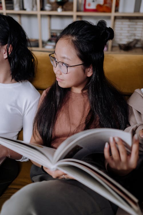 Free Женщина в белой рубашке читает книгу Stock Photo