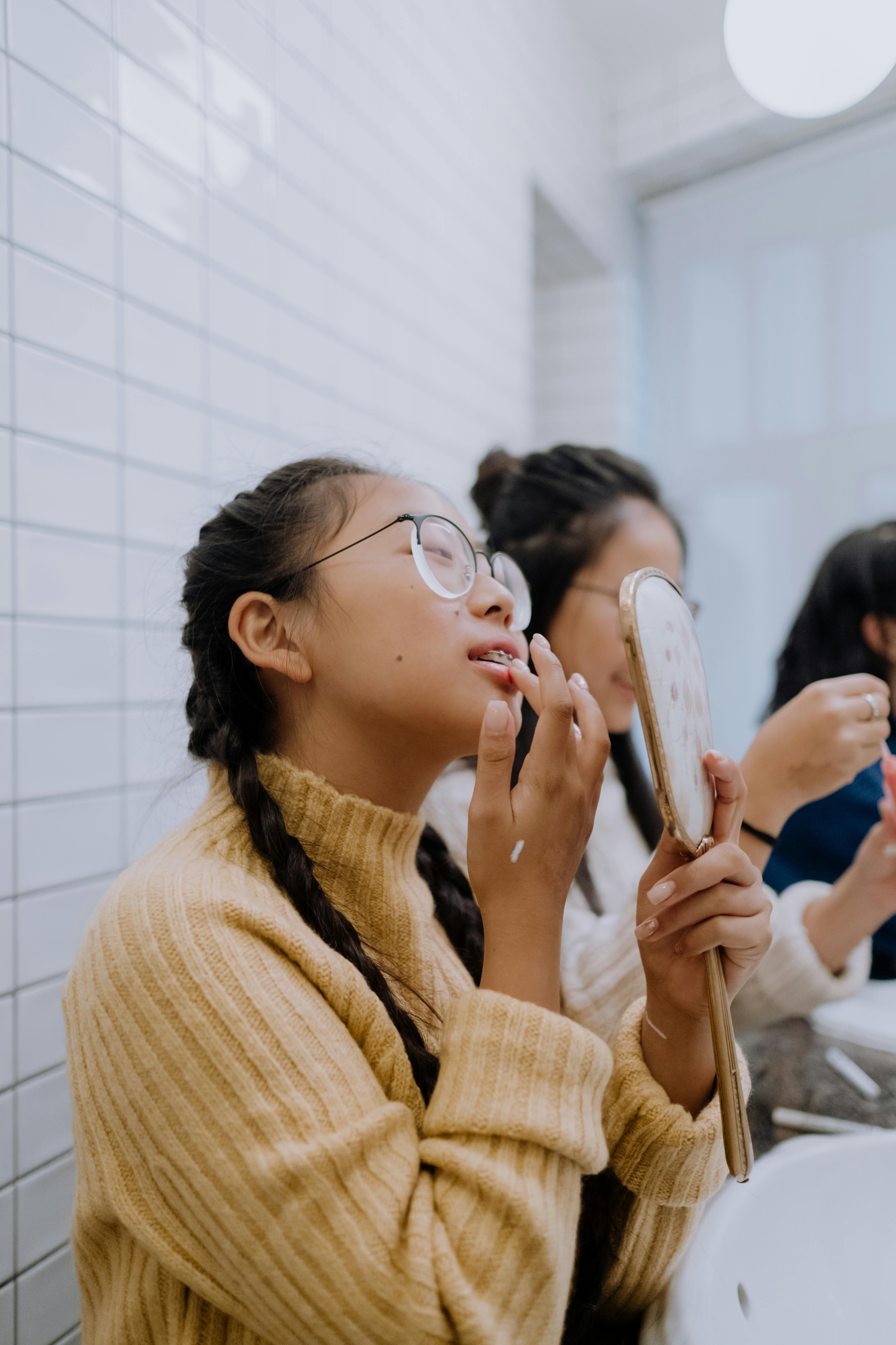 Mujer En Suéter Marrón Con Smartphone Blanco