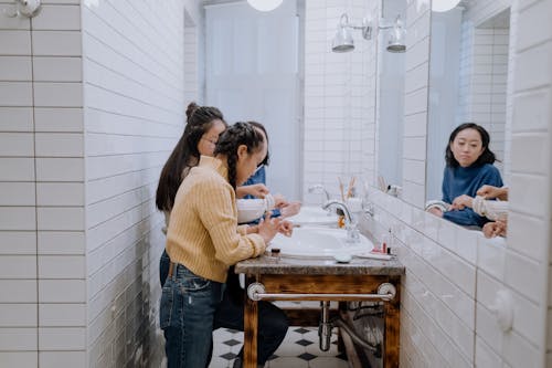 Základová fotografie zdarma na téma asijské holky, dívání, koupelna
