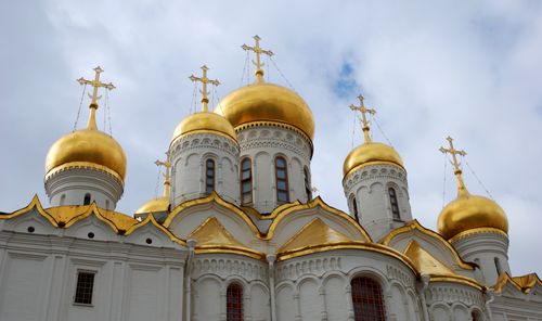 Free Stunning golden domes of a Russian cathedral with intricate facade under a cloudy sky, Moscow. Stock Photo