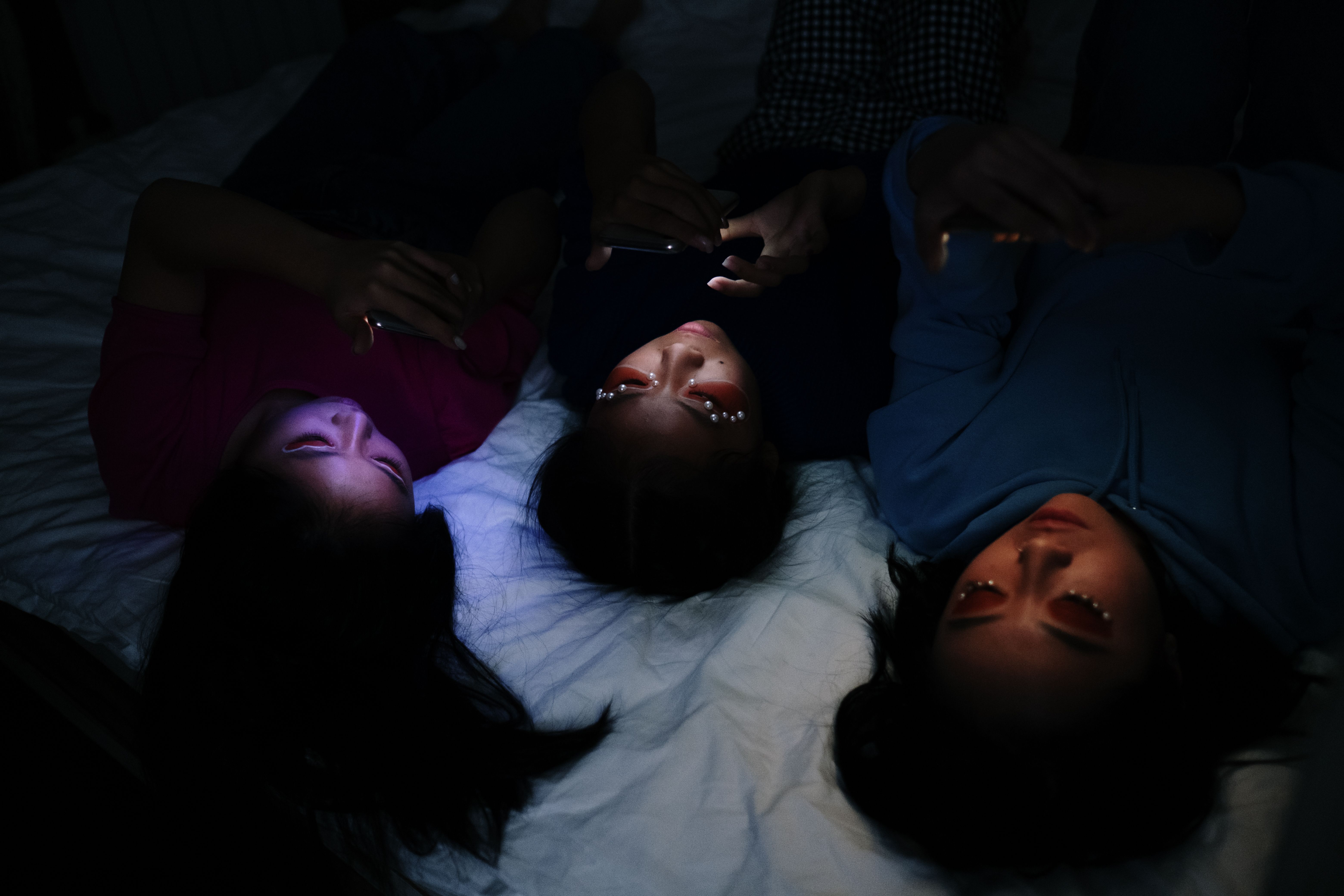 View of Sleep With Phone Photos, Download The BEST Free Sleep With Phone Stock ...