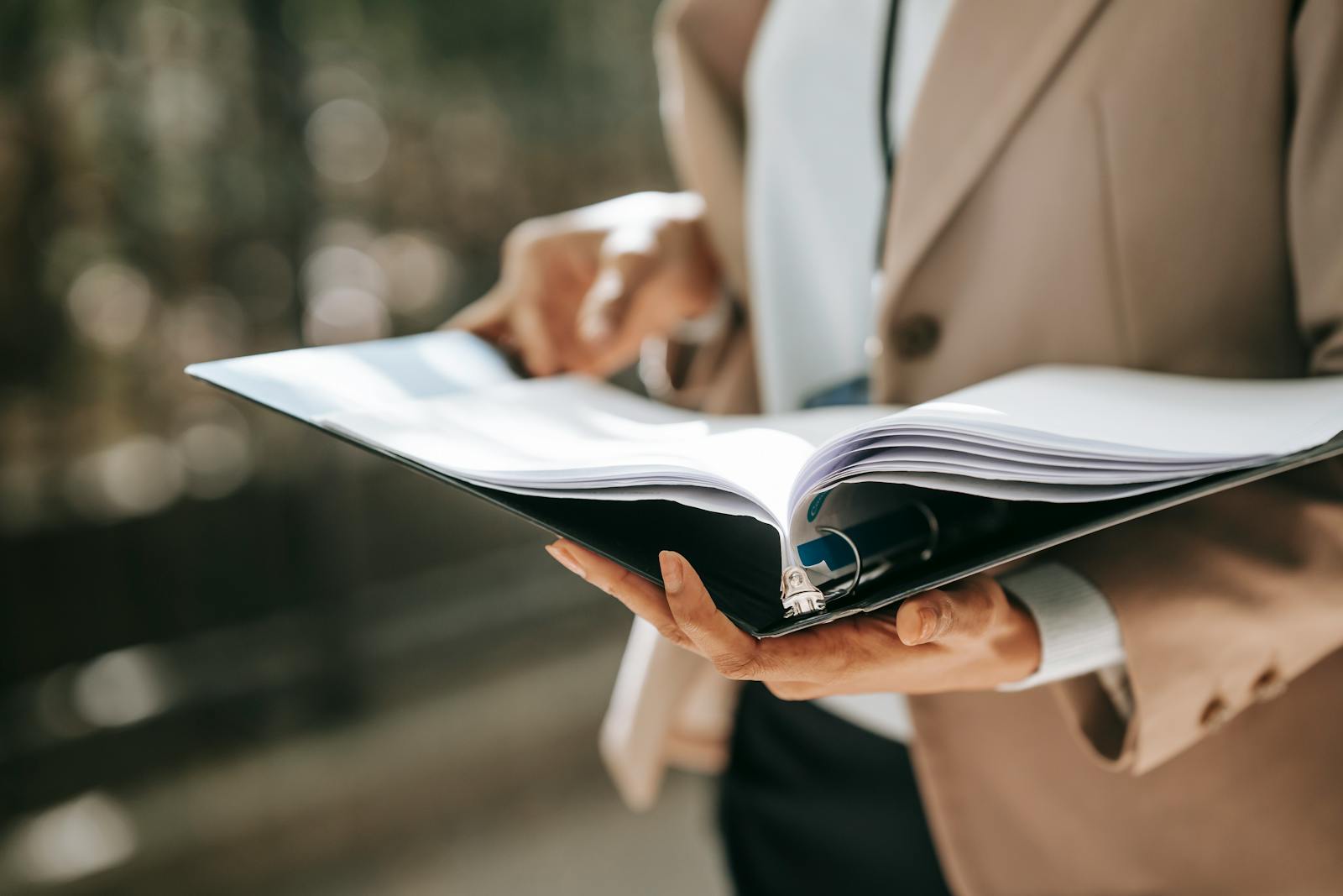 une femme lisant en document