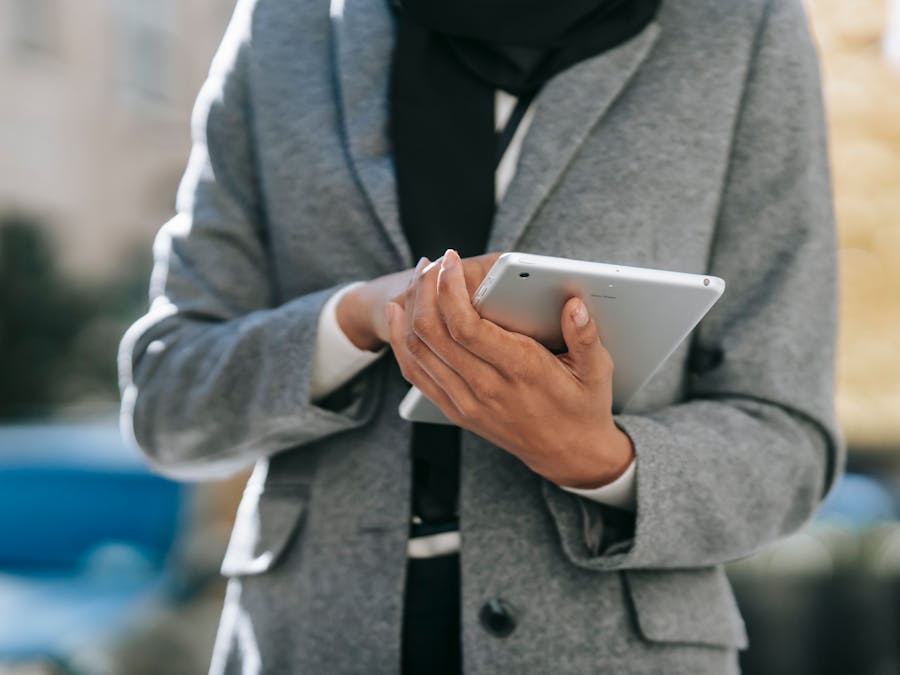 Is social media manager job hard?