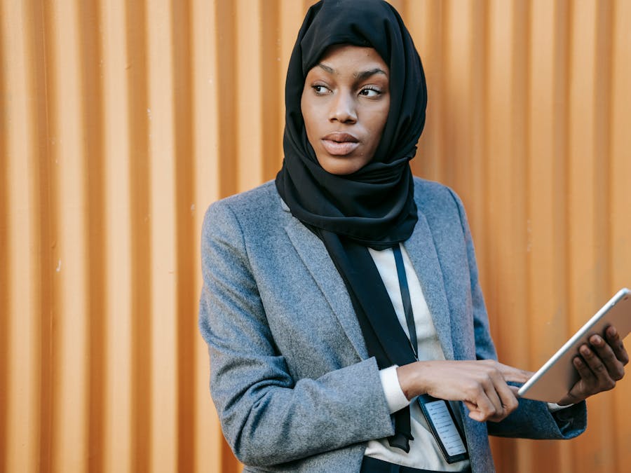 How many clients can a social media manager handle?