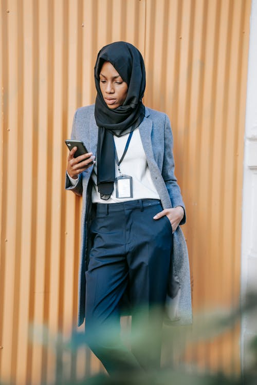 Donna In Hijab Blu E Camicia A Maniche Lunghe Grigia