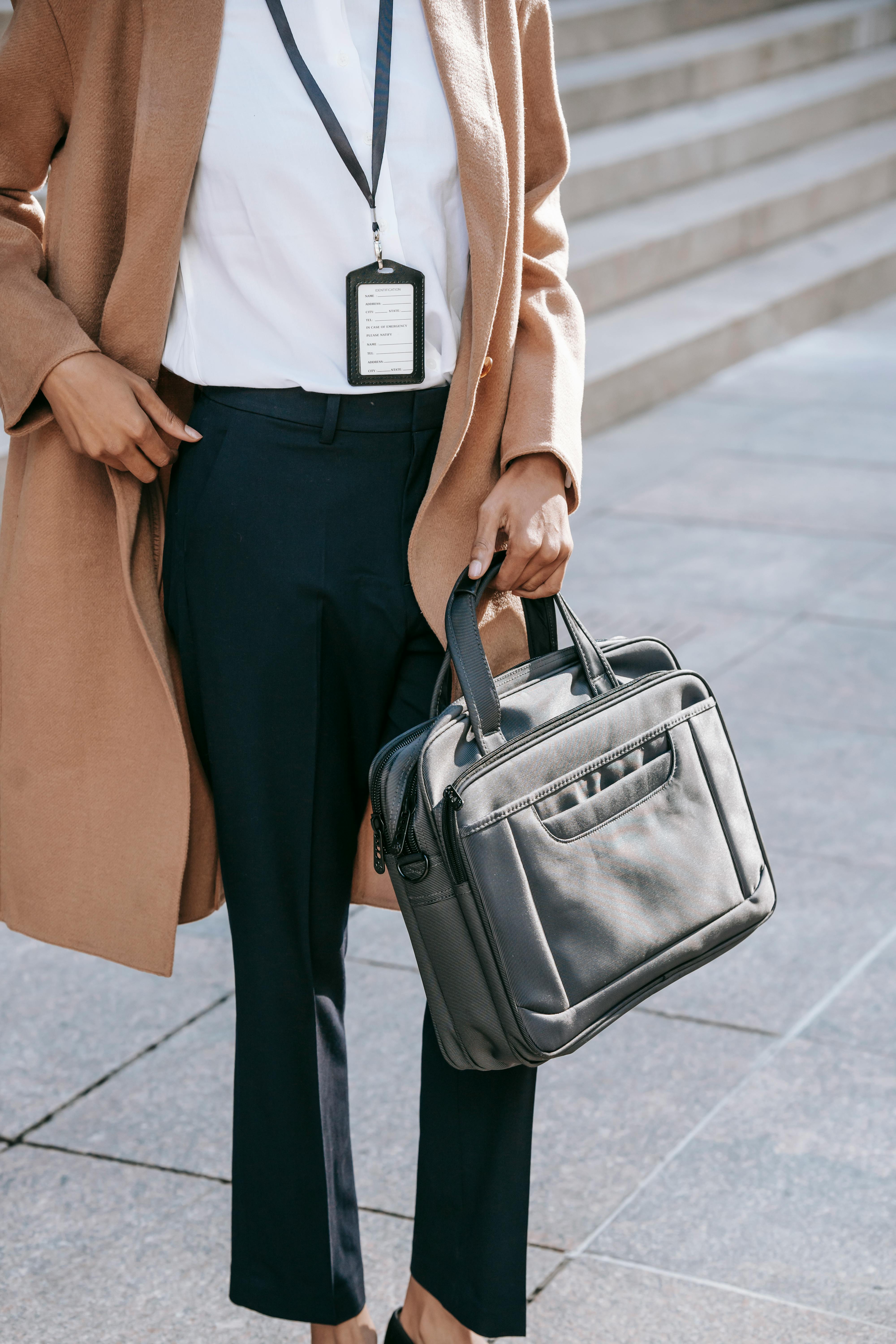 Mujer En Abrigo Marr\u00f3n Y Pantal\u00f3n Negro Con Bandolera De Cuero Gris ...