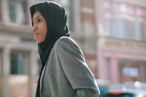 Mujer, En, Gris, Sudadera Con Capucha, Posición