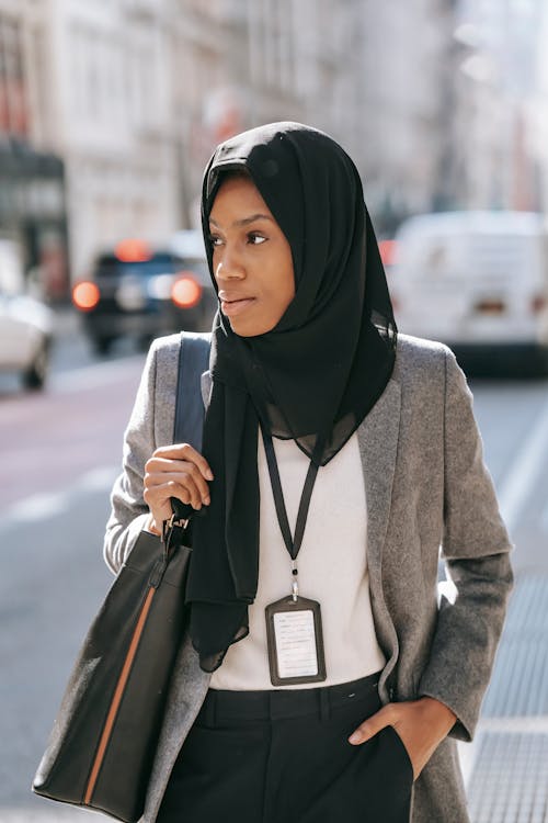 Kobieta W Czarnym Hidżabie I Szarym Swetrze