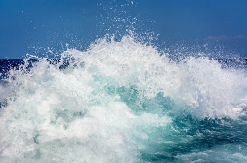 Ruée Vers Les Vagues Blanches Et Bleues