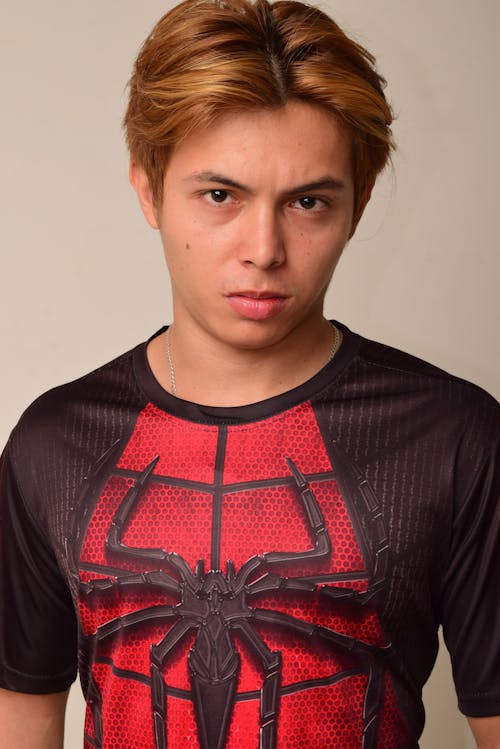 Бесплатное стоковое фото с вертикальный выстрел, мужчина, рубашка с изображением человека-паука