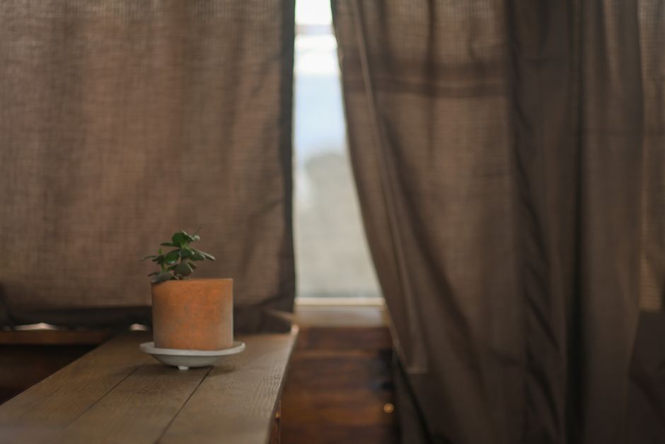 Terracotta gordijnen met houten vloer in herfstlicht. Terracotta gordijnen met houten vloer in herfstlicht.