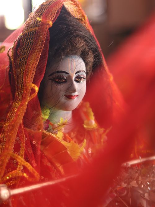 Free Intricate close-up of a Hindu goddess statue adorned with vibrant red clothing in Raipur. Stock Photo