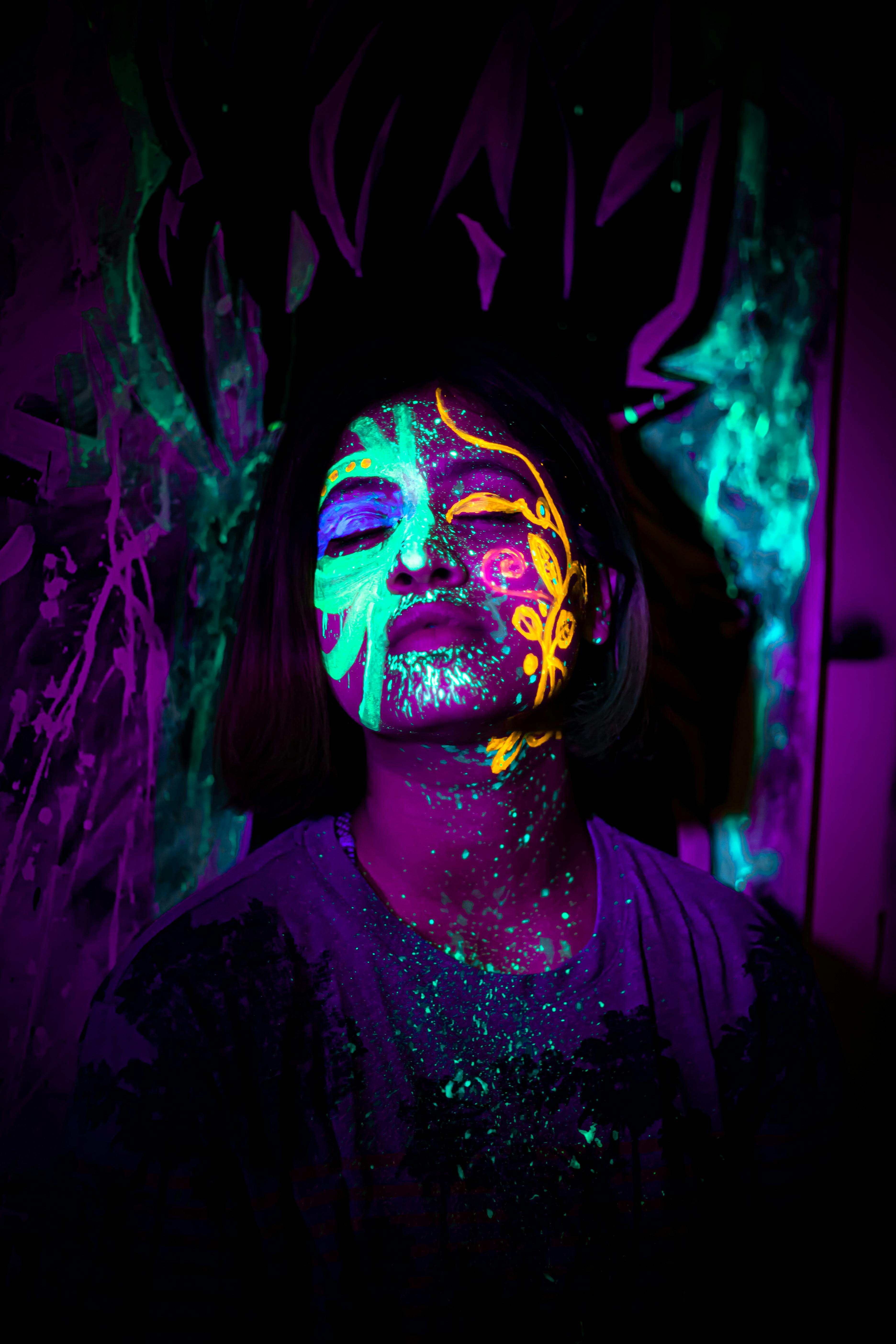 Glowing Neon Face Photography  Neon makeup, Dark makeup, Dark makeup looks