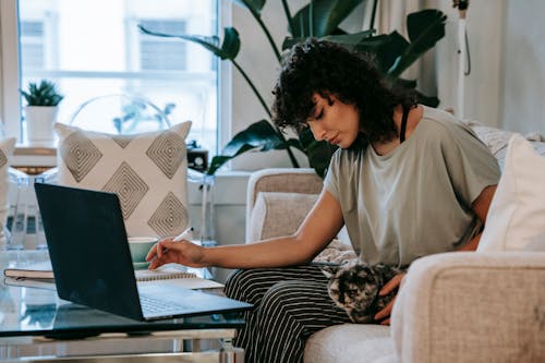 Vrouw In Grijs Shirt Met Laptopcomputer