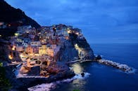 意大利五渔村马纳罗拉悬崖村的美丽夜色色彩缤纷