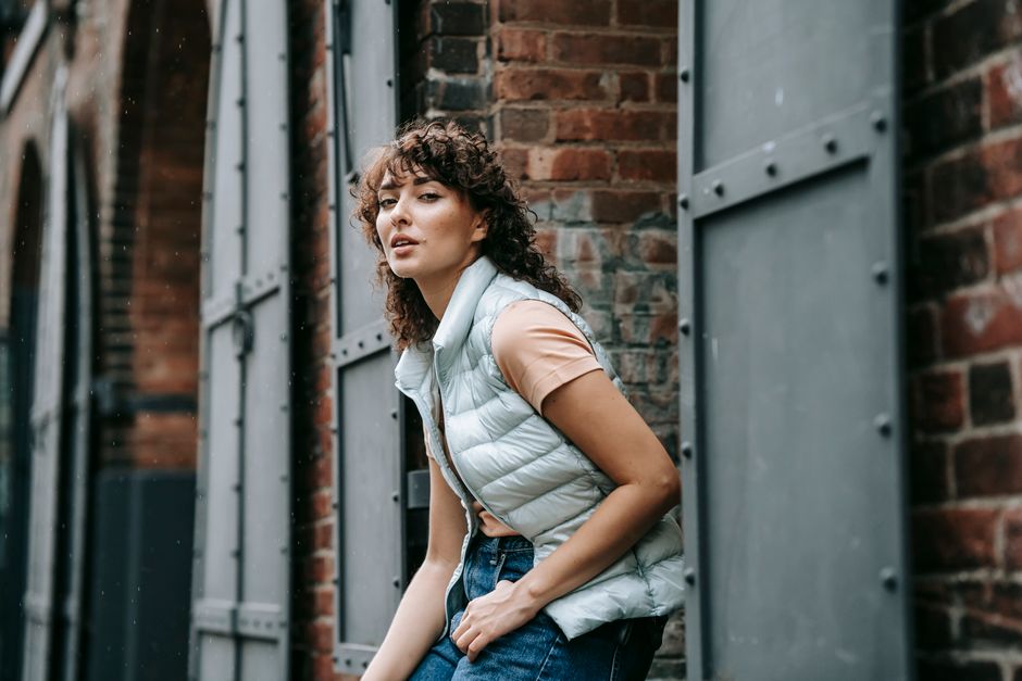 Traveler wearing versatile layered clothing suitable for fluctuating temperatures in Belgium
