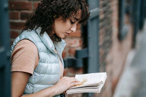 Vrouw In Witte Knop Omhoog Shirt Leesboek