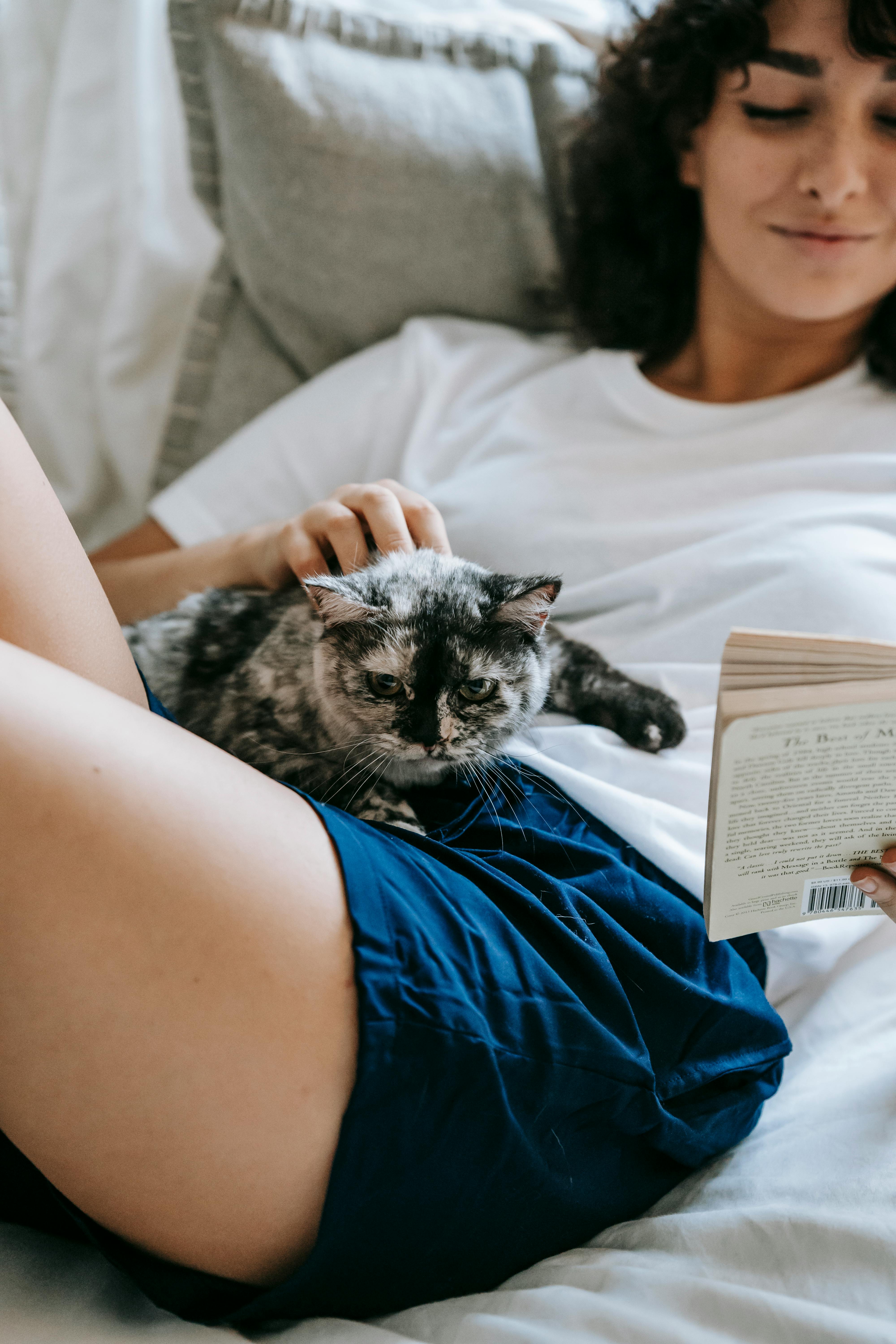 Fresh ginger root and garlic cloves on a cutting board.