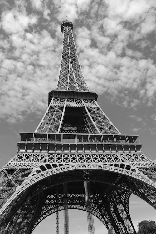 Foto d'estoc gratuïta de atracció turística, blanc i negre, cel