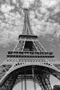 从下方观看埃菲尔铁塔的阴天单色照片