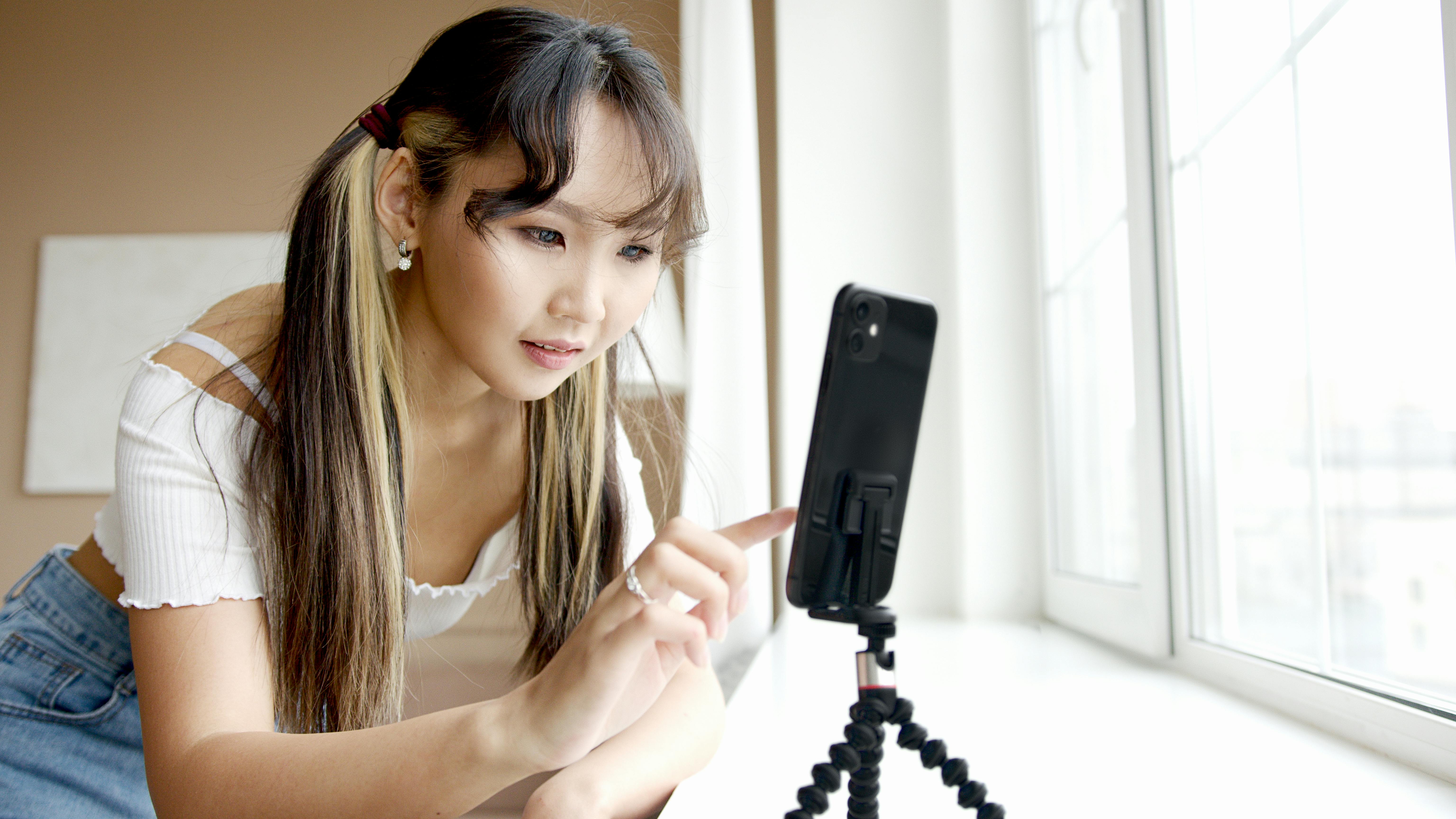 bezplatná Základová fotografie zdarma na téma asiatka, bílá hora, blondýnka Základová fotografie