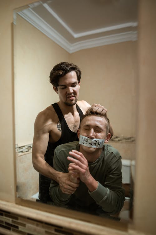 Gratis Man In Black Tank Top Holding Man In Grey Crew Neck T Shirt Foto a disposizione