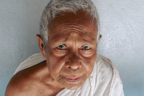 Ernstige Aziatische Senior Man In De Buurt Van Witte Muur