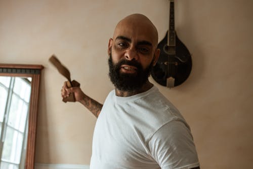 Gratis Kaos Pria Berleher Kru Putih Memegang Gitar Akustik Coklat Foto Stok