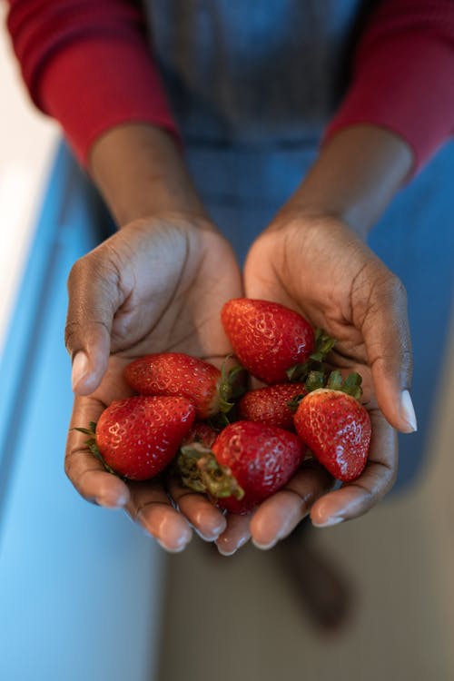 Persoon Met Rode Aardbeien In Blauwe Plastic Container