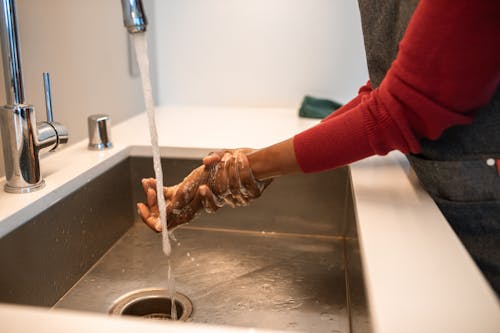 Person Im Roten Langarmhemd, Das Hände Wäscht