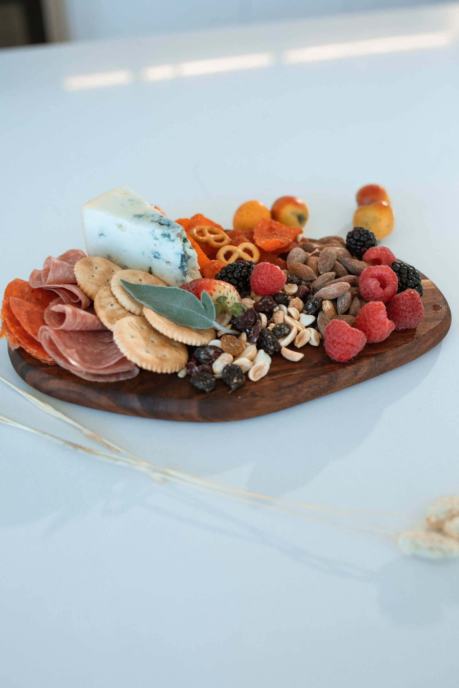 Un plateau apéritif : l'usage typique que l'on imagine pour une pièce en résine.