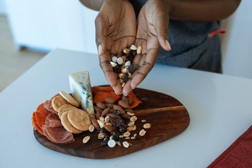 Gratis lagerfoto af charcuterie board, fad, hænder