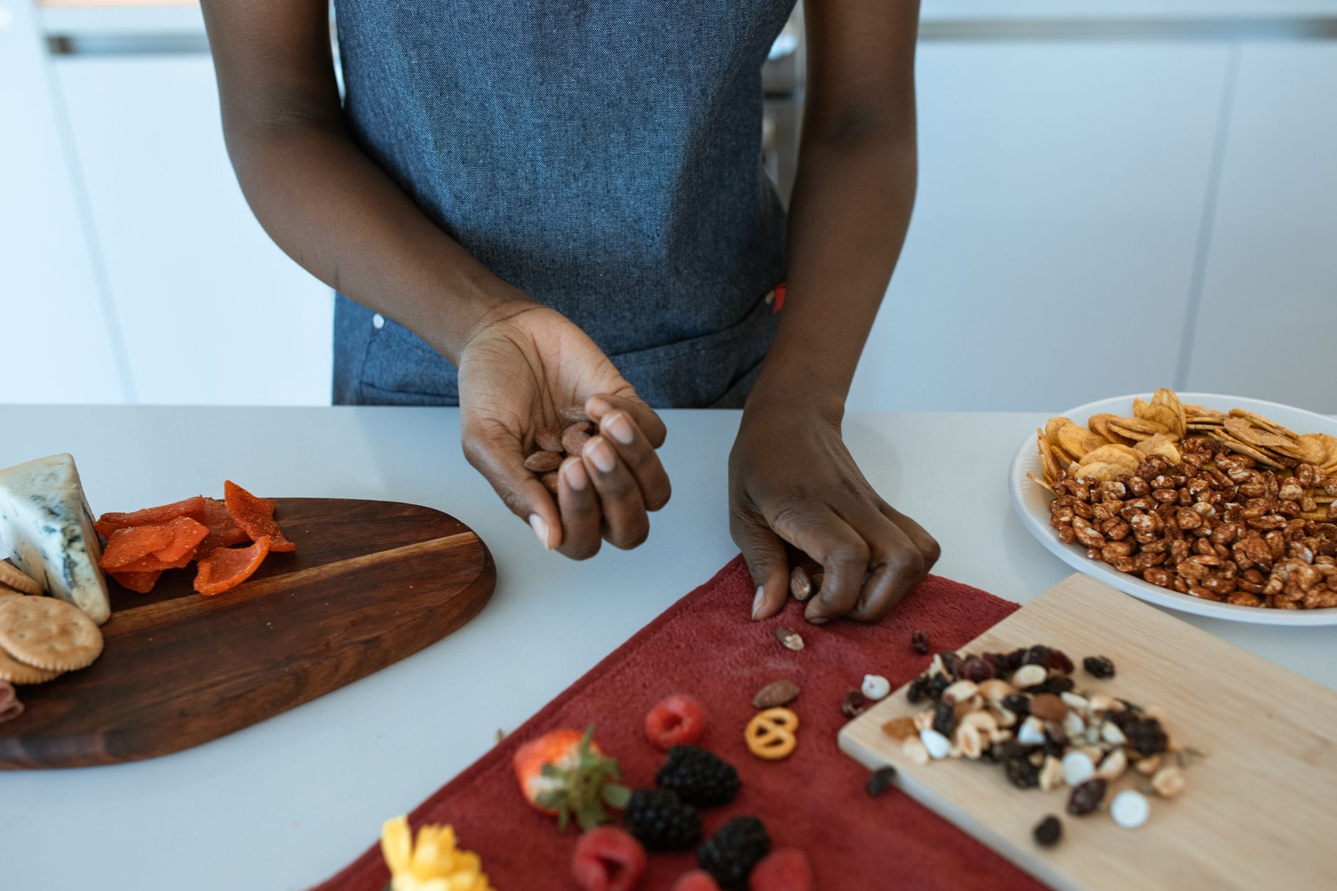 Minimalist Snack Plates Redefine Evening Dining Habits Across Social Media