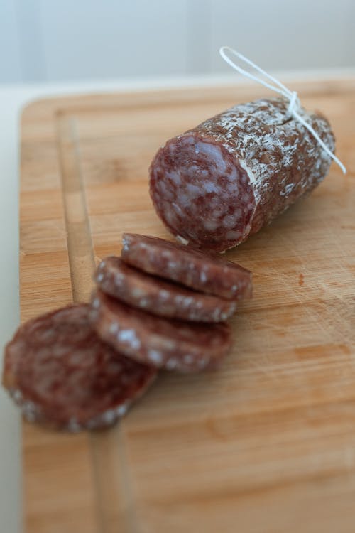 Schwarzbrot Auf Braunem Holz Schneidebrett